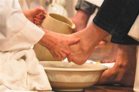 tradition of foot washing at holy thursday